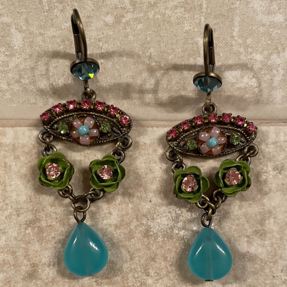 Beautiful Hanging Earrings Roses & Rhinestones